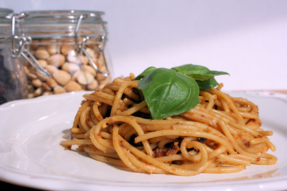 Spaghetti-with-Sundried-Tomatoes-Pesto